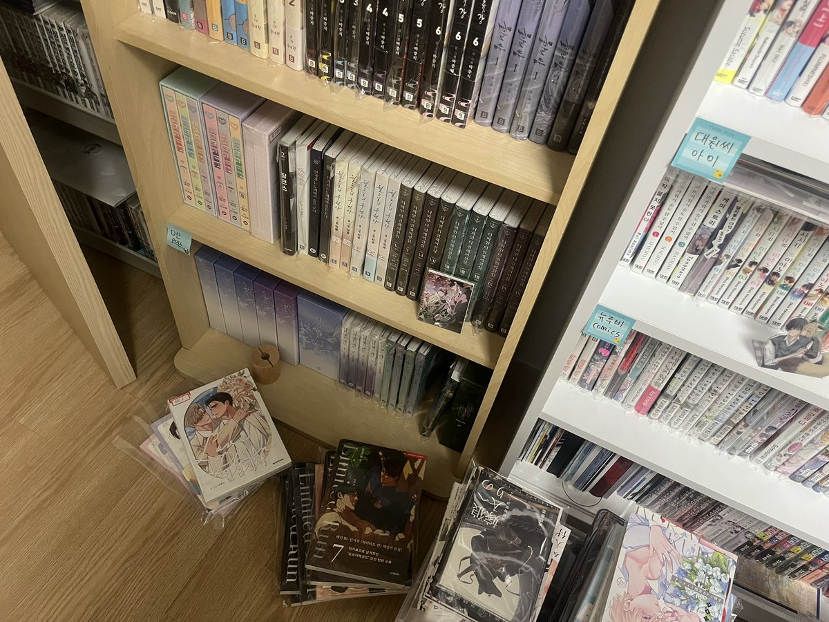 yu_life00's tweet photo. 진짜 실물 소장병 있음…
혹시 모를 상황에 대비해 최대한 많은 웹툰과 소설책은 실물로 사놔야 마음이 편해짐…… https://t.co/AIcKXTjRcV