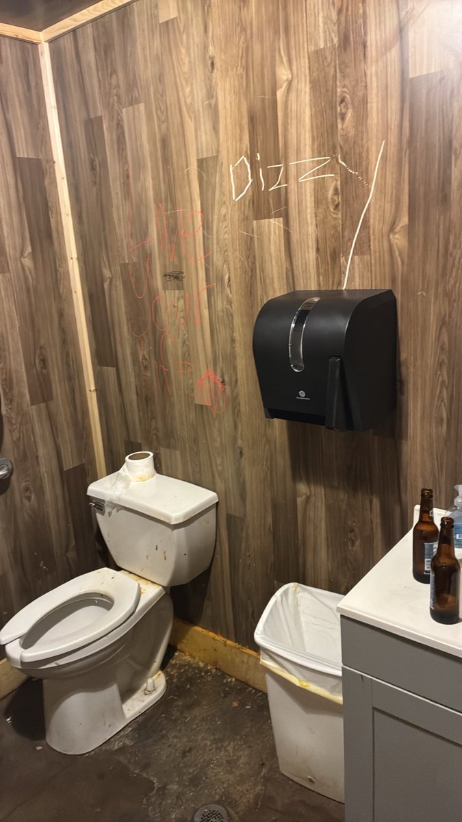 BartholamewFuck's tweet photo. Ya ya I’m gonna go ahead and piss in the drain #nukeeveryonethatyalsatthebar https://t.co/F0iw6nKpnS