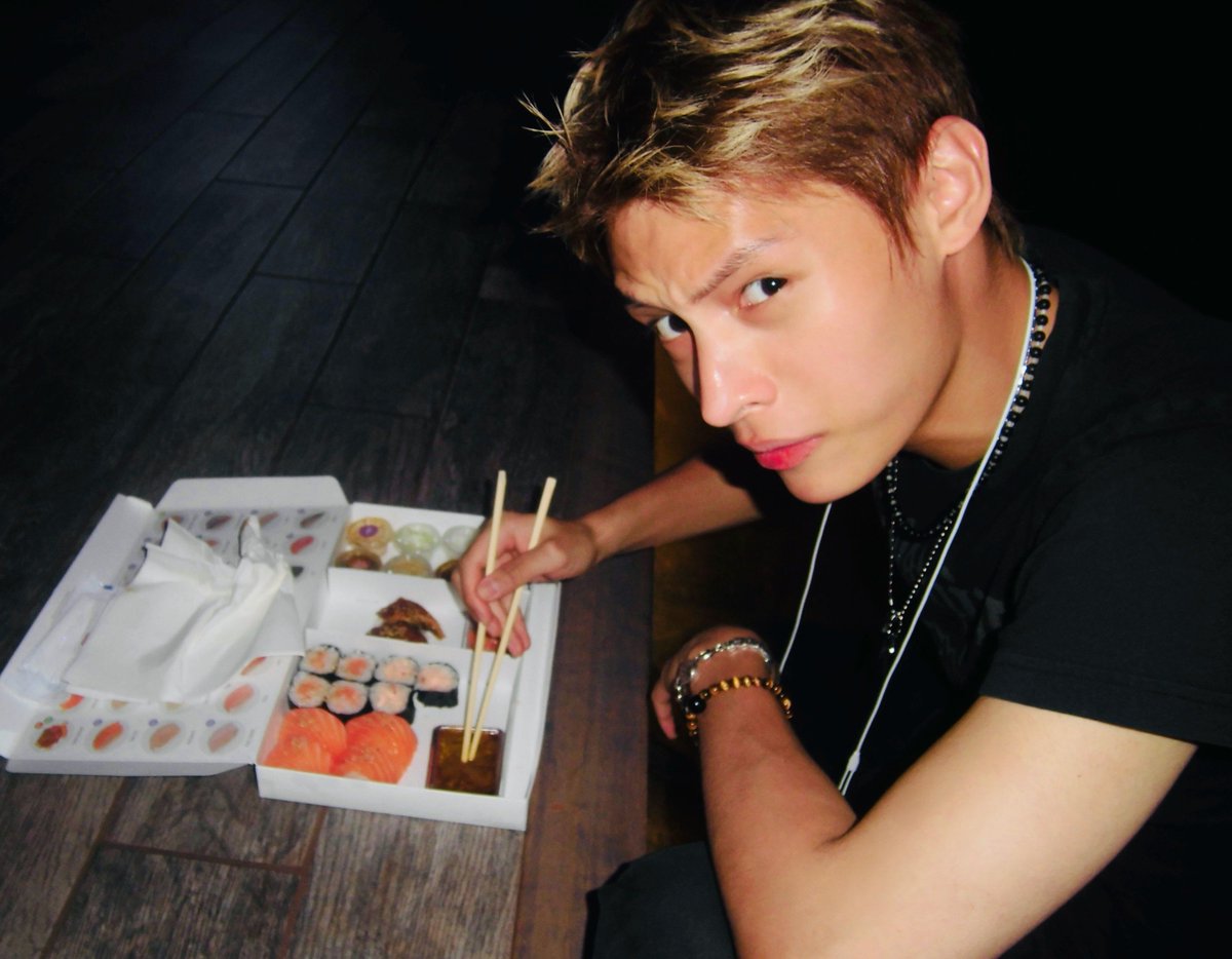 Keonnieverse's tweet photo. mau sushi?                                     beli sendiri https://t.co/S0J6UIjep0