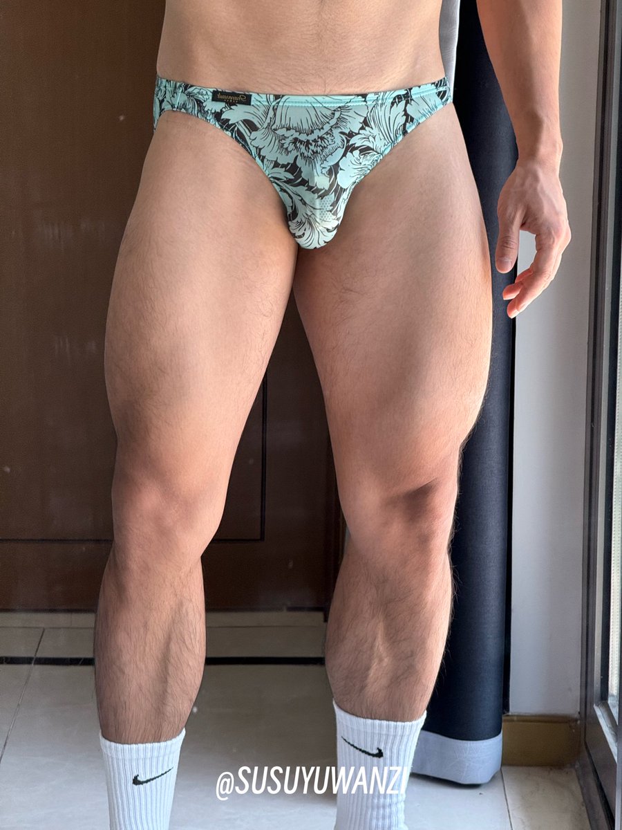 susuyuwanzi's tweet photo. 🥲这条真的又骚又舒服，好紧好爽，但是面料又很软，完全不压迫，鸡巴硬了只能被锁往腹腔里顶……这期间如果努力减脂的话，腹腔脂肪盖住的部分阴茎会重新到体外来——这样岂不是能实现“戴锁也能增加长度”的效果！24h×3天已经完全适应了，又回到了只能躺床上玩乳头缓解欲望然后想发狠健身的状态🥵 https://t.co/45TozS1DKk