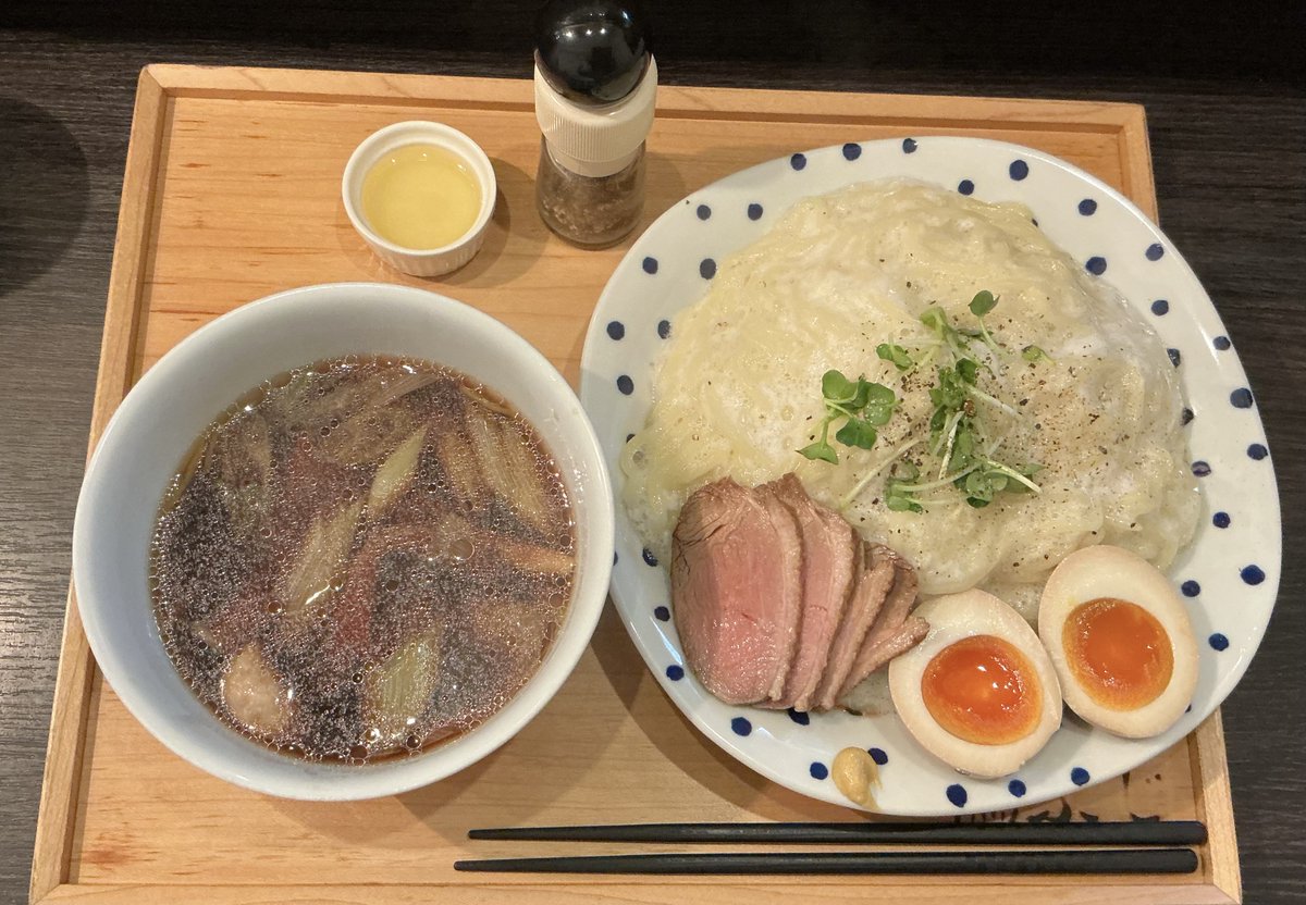 xy6WuUTvaSa1VmV's tweet photo. とろろを絡めたつけ麺と聞いての扇町 鴨ふじさん「とろろ鴨つけ麺」 鴨油(トッピング)鴨チャーシュー4枚と煮卵、ネギ増しの全部盛A でお願いしました。トロロでどるんどるんの麺を熱っつい汁につけてズルズルズルズル〜通常の何倍もの啜りやすさにニンマリ。ごちそうさまでした〜 https://t.co/RIQFxeB5vq