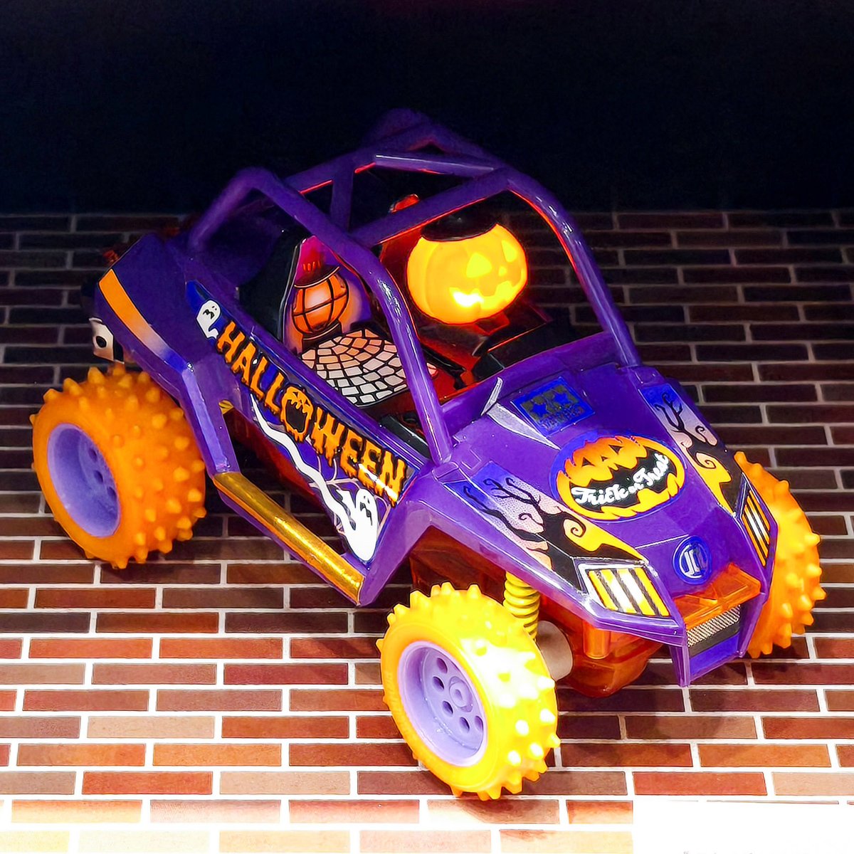 mini4wd's tweet photo. 【#ミニ四駆 新製品🆕】
10月10日(土)ごろ発売
『トレイルミニ四駆 ハロウィンバージョン（EZシャーシ）』

ジャック・オー・ランタンのドライバー人形が乗った、ハロウィン仕様のスペシャルモデルが登場！

パープルのUTVボディに、オレンジのスパイクタイヤを装備。シャーシはパーツをはめ込むだけで手軽に組み立てられるEZシャーシを採用しています。

ダブルシャフトモーターによる4WDを採用し、ギヤ比は50:1。歩くくらいのスピードながら、坂道では力強い走りを楽しめます。

カボチャ(ジャック・オー・ランタン)のパーツは中が空洞なので、市販のLEDを入れてライトアップできます🎃