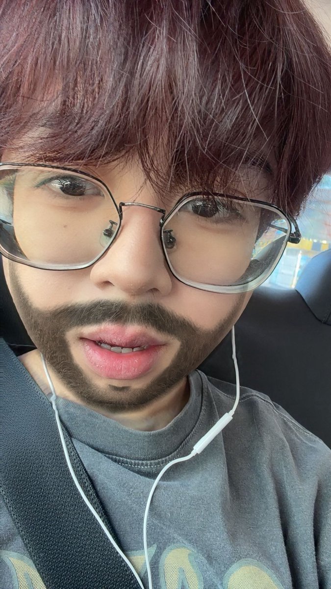 gyudnon's tweet photo. hi snapchat filter abuse https://t.co/qRcbWZ4vFc