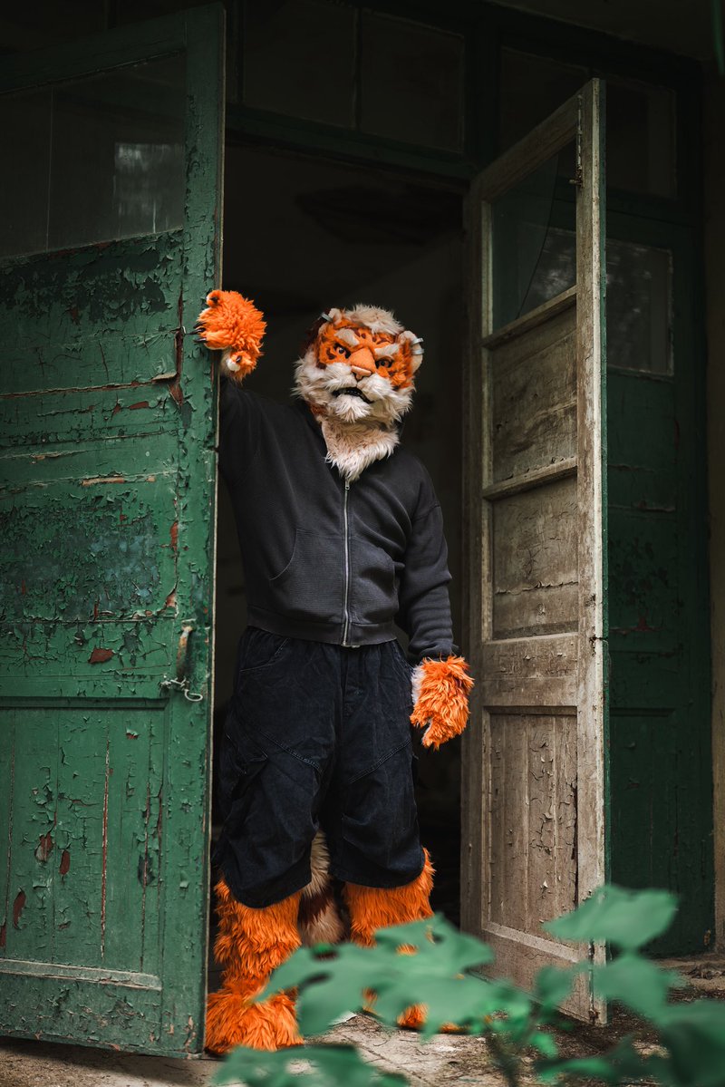 TigerHomerZ's tweet photo. 整理着装准备出门
📷：@bamumu5 
#furryㅤㅤㅤ #fursuit https://t.co/nrgWLOTn1B