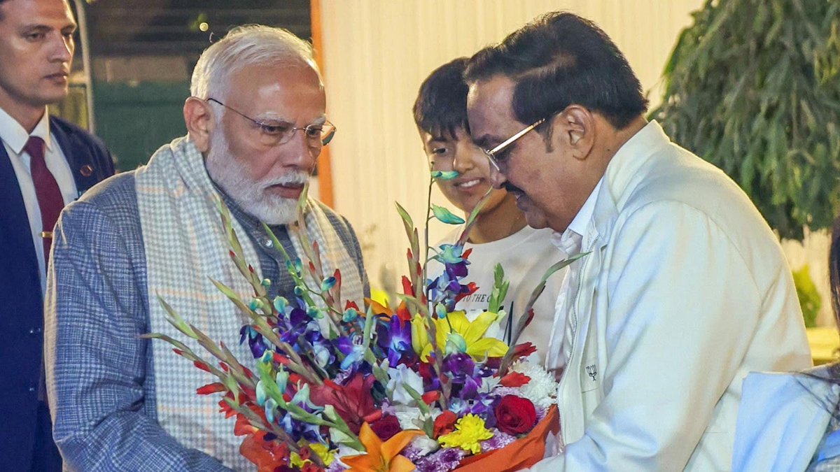 CRPaatil's tweet photo. आदरणीय प्रधानमंत्री श्री @narendramodi जी के सार्वजनिक जीवन के 25 वर्ष भारतीय लोकतांत्रिक व्यवस्था में जनसेवा, सुशासन और राष्ट्रहित के प्रति निरंतर समर्पण की प्रेरक यात्रा का प्रतीक हैं।

गुजरात के मुख्यमंत्री के रूप में प्रशासन को विकासोन्मुख दृष्टि, जनभागीदारी और परिणाममुखी कार्यसंस्कृति से जोड़ने से लेकर देश के प्रधानमंत्री के रूप में भारत को आत्मनिर्भरता, समावेशी विकास और वैश्विक प्रतिष्ठा की दिशा में आगे बढ़ाने तक, उनका नेतृत्व स्पष्ट संकल्प और दीर्घदृष्टि से परिपूर्ण रहा है।

इन वर्षों में शासन की प्राथमिकताओं के केंद्र में गरीब, किसान, युवा, नारीशक्ति, वंचित और मध्यम वर्ग को स्थान देने के साथ-साथ आधारभूत संरचना, डिजिटल प्रगति, आर्थिक सशक्तिकरण, सामाजिक सुरक्षा और जनकल्याण के अनेक क्षेत्रों में व्यापक परिवर्तन देखने को मिले हैं।

प्रधानमंत्री जी ने सेवा को शासन का आधार, सुशासन को विकास का माध्यम और राष्ट्रहित को प्रत्येक निर्णय का सर्वोच्च मानदंड बनाया है। ‘सबका साथ, सबका विकास, सबका विश्वास और सबका प्रयास’ की भावना ने जनभागीदारी को राष्ट्रीय प्रगति की महत्वपूर्ण शक्ति के रूप में स्थापित किया है।

आज भारत एक ऐसे कालखंड में आगे बढ़ रहा है, जहां विकास के साथ आत्मविश्वास, आधुनिकता के साथ अपनी विरासत पर गर्व और राष्ट्रीय हितों के प्रति स्पष्टता दिखाई देती है।

राष्ट्रसेवा के 25 गौरवपूर्ण वर्ष पूर्ण करने पर आदरणीय प्रधानमंत्री श्री नरेंद्र मोदी जी को हृदयपूर्वक अभिनंदन एवं वंदन ।

पूर्ण विश्वास है कि उनके नेतृत्व में देश विकसित भारत के संकल्प को सिद्ध करने की दिशा में निरंतर नई उपलब्धियां प्राप्त करता रहेगा।

#25YearsOfSeva