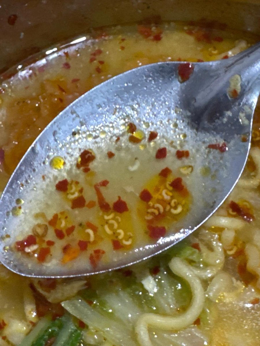 lostanotherbyte's tweet photo. Warga... plis bilang ke aku kalo ini bukan ulet/belatung kann??? Udah makan 4-5 sendok tiba2 pas ngaduk baru ngeh ada banyak ginian 😭 trauma bgtt beli seblak lg asli https://t.co/RdNifpFfqN