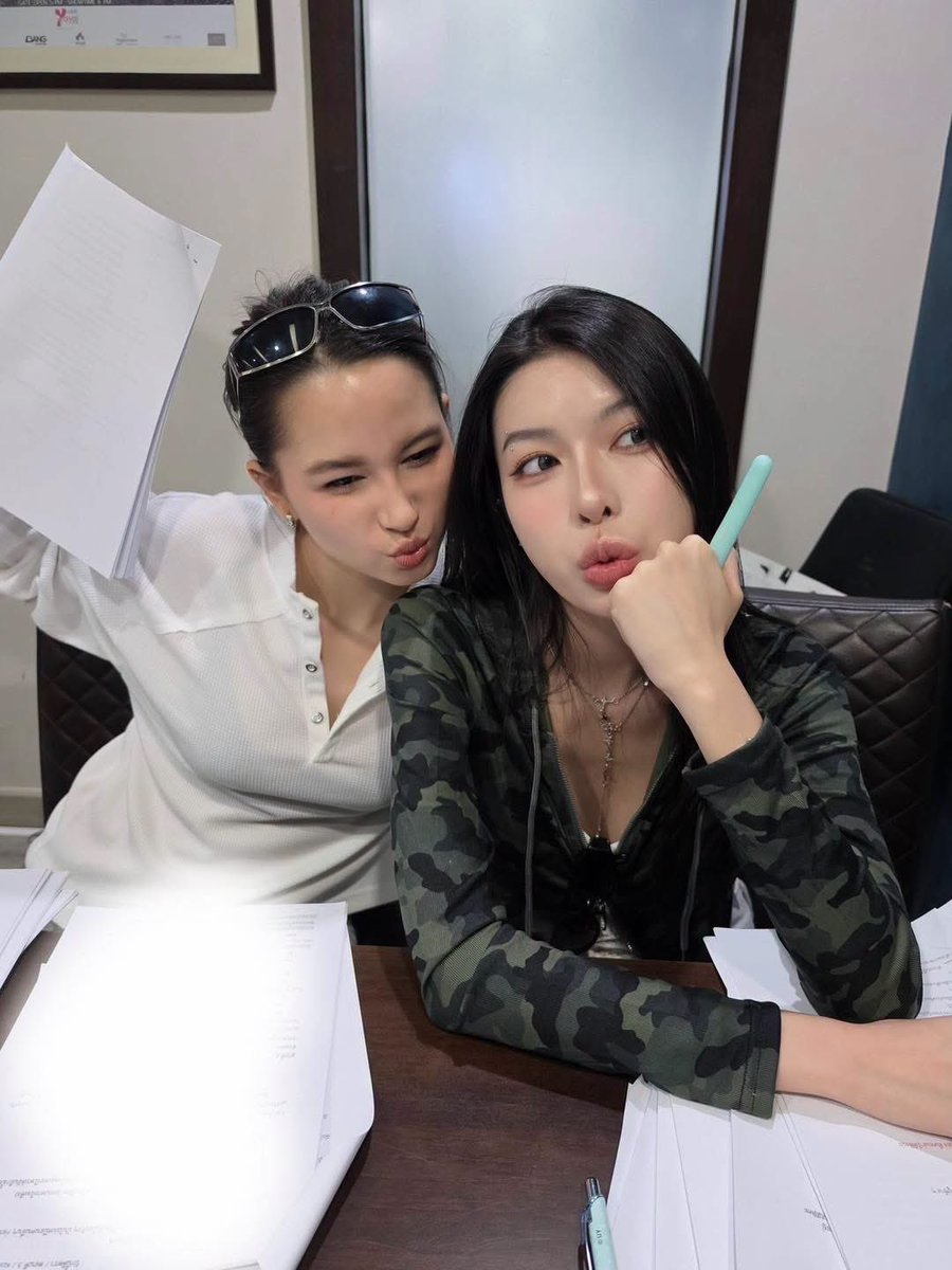 meawmeow888's tweet photo. เคมีดีเวอร์! ⚡️ 6 สาว Love Bound รักนี้ตีตรา พร้อมใจกันมาอ่านบทเตรียมเปิดกล้องแล้วจ้า งานนี้บอกคำเดียวว่า “แมสแน่!” เตรียมตัวรับแรงกระแทกความฟินปลายปีนี้จากกองทัพโปรดักชั่นกันได้เลย 🎬🔥

#LoveBound #รักนี้ตีตรา
#ormfolk #zenpat #namwarada
#KongthupProduction https://t.co/qwLC1PZLhc