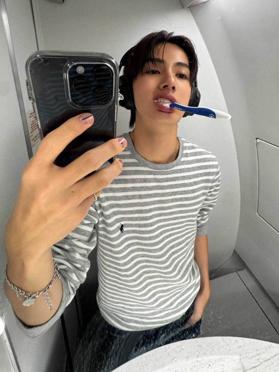 seanvrs's tweet photo. top 4 mirror selca eom seonghyeon https://t.co/SOnlCxxMFZ