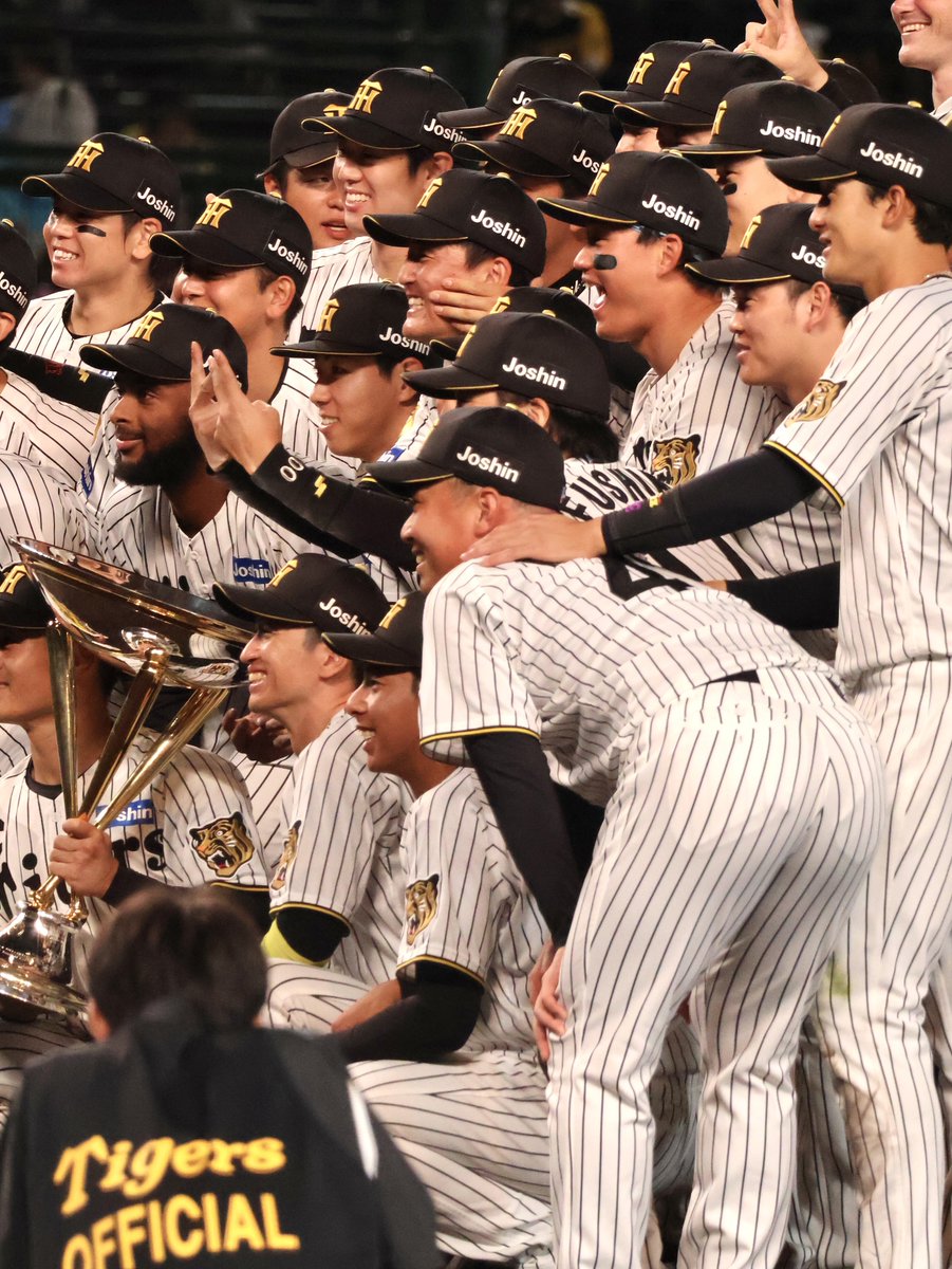 RiRi_730's tweet photo. 2026.10.6 甲子園球場
大好きな悠ちゃんにいたずらされて照れまくる飛優さん🙉💖笑
乙女すぎる😹💖
#大山悠輔
#元山飛優
#阪神タイガース https://t.co/x1L1eLH1MV