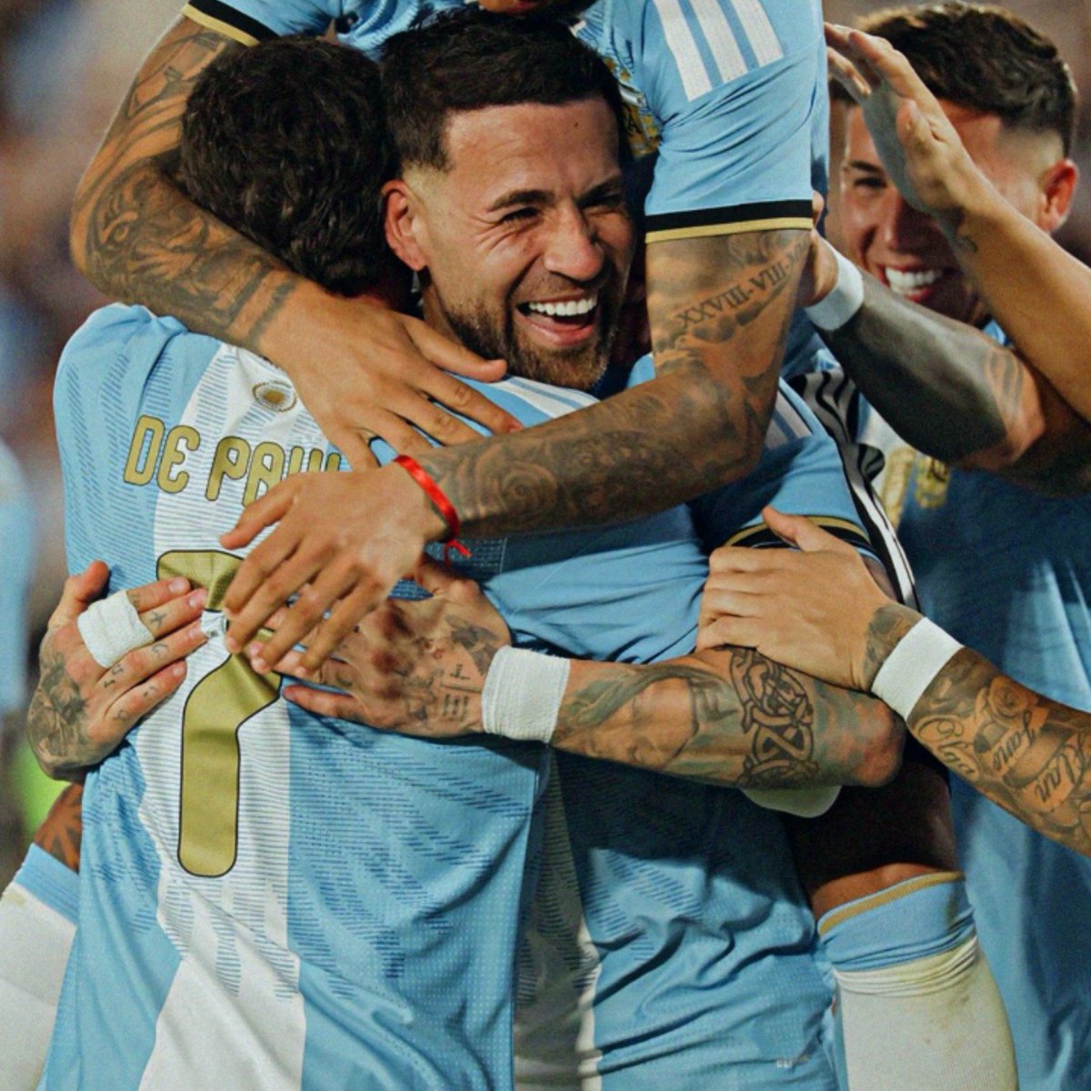 dyvizer's tweet photo. No hay más que palabras de agradecimiento para vos, por cada risa, por cada momento, por cada gol y por todo. 
Sos lo más mágico que existe, y no hay dudas de que fuiste uno de los más grandes que tuvo la selección. 
Gracias por todo, General. 
Te quiero.🩶 https://t.co/duVBliYpay