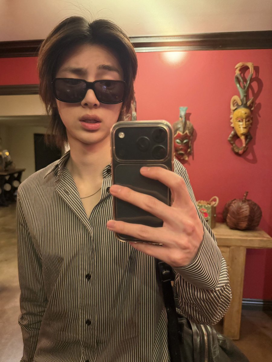 juhoontwt's tweet photo. he’s the #coolest mirror selca taker i know https://t.co/hgtW3vLiny