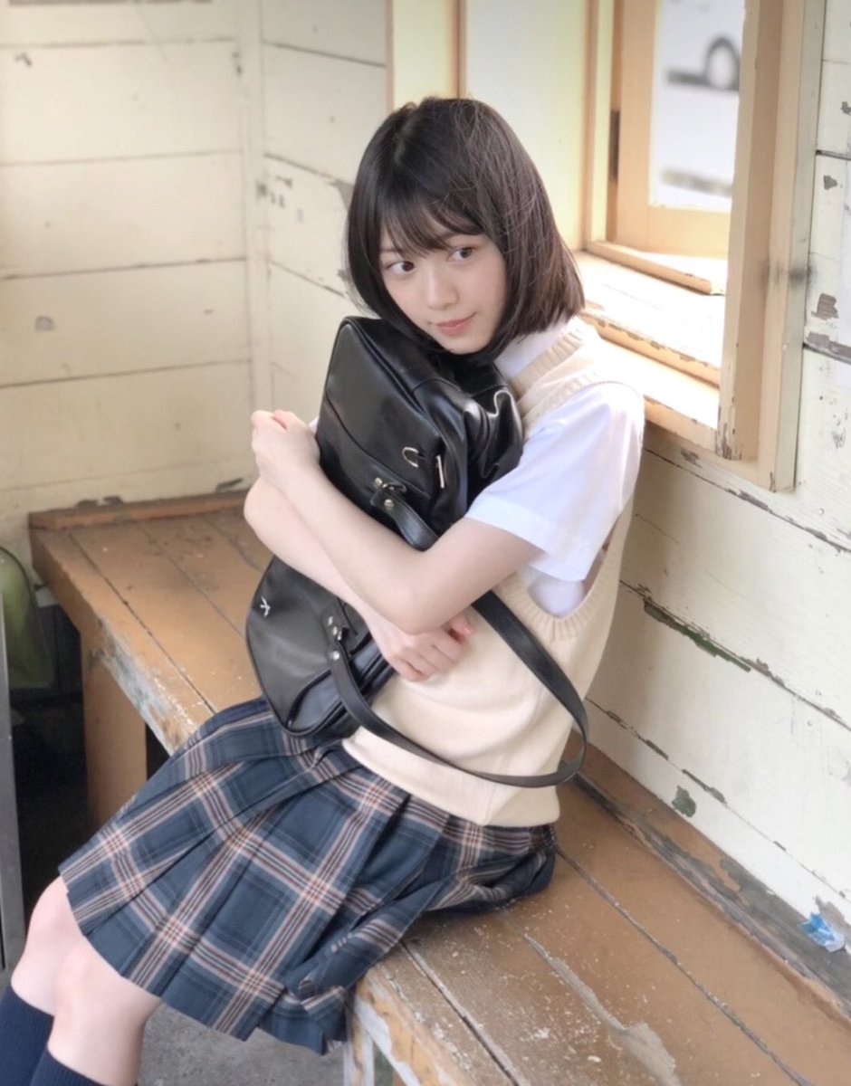 mizu_niko_'s tweet photo. ファンがいくら積んでも手に入らない、森田ひかるちゃんが載ってる卒業アルバムっていう究極の宝物を、義務教育の流れで普通に授与されてる同級生が存在する世の中、不条理すぎる。 https://t.co/DQEl3NhOKm