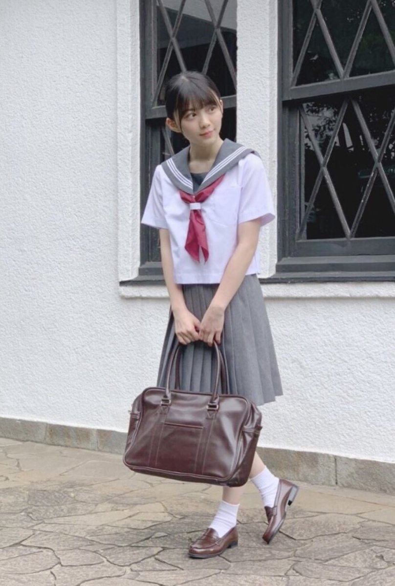 mizu_niko_'s tweet photo. ファンがいくら積んでも手に入らない、森田ひかるちゃんが載ってる卒業アルバムっていう究極の宝物を、義務教育の流れで普通に授与されてる同級生が存在する世の中、不条理すぎる。 https://t.co/DQEl3NhOKm
