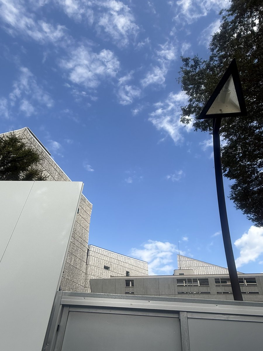 mayumimegane's tweet photo. ようやく。
ロンドンにまだ恐竜が歩いていた古の時代の語学学校がご近所で、通いつめた思い出。
目新しさはないけれど、私の江戸文化はやはり元禄期以降から始まってた、と。歌麿さんの背景はやっぱり薄紫だよねえ。海外で芸術品として扱われたことで残る色もある。特に歌麿さんの青と紫はそう。 https://t.co/u75lI4JAu0
