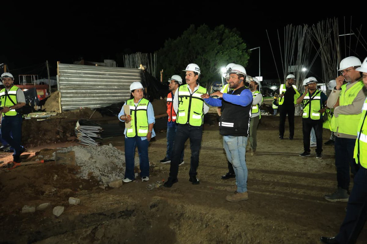 raychagoya's tweet photo. 🚧 Día 58 de supervisión del Paso a Desnivel.

Seguimos recorriendo la obra y compartiendo con nuestras vecinas y vecinos, paso a paso, cómo avanza esta transformación para la movilidad de nuestra capital. 👷🏻‍♂️

#RayChagoyaCumple #PasoADesnivel https://t.co/xYZCKHh1ic