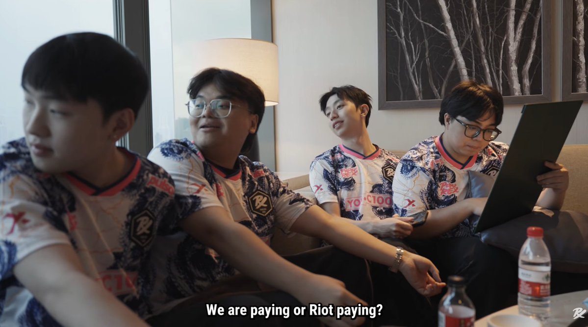 hojichatwt's tweet photo. theyre not lying when they said the rich loves freebies 😆 https://t.co/DH9fuRITKR