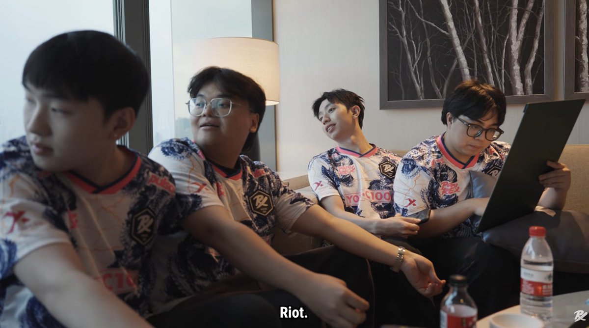 hojichatwt's tweet photo. theyre not lying when they said the rich loves freebies 😆 https://t.co/DH9fuRITKR