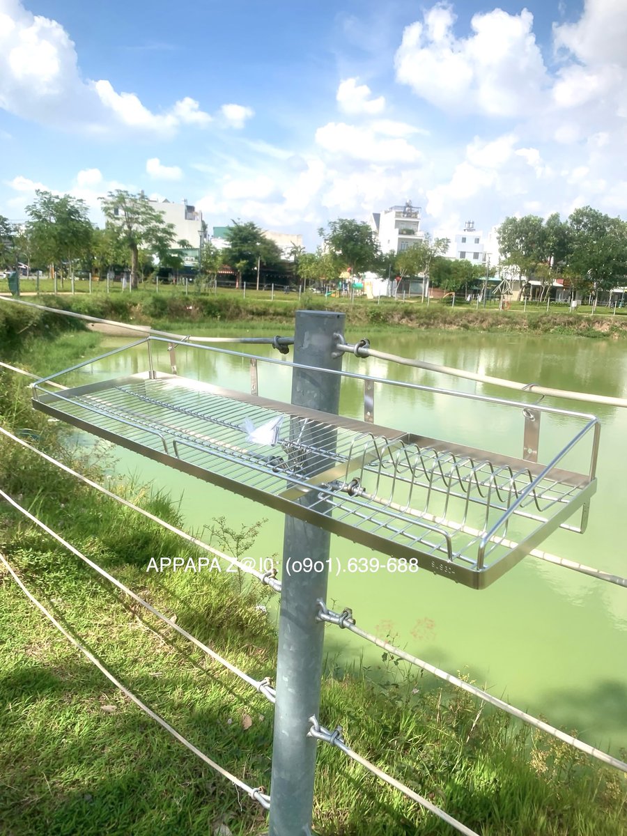 VnAppapa's tweet photo. Kệ inox 304 treo 1 tầng Dài 100cm R28cm Để ly chen bát đĩa Có móc nồi chảo thớt bếp Giao mọi miền #appapa #keinox304 #kechenbat #kebep https://t.co/LcvQFqQqQP