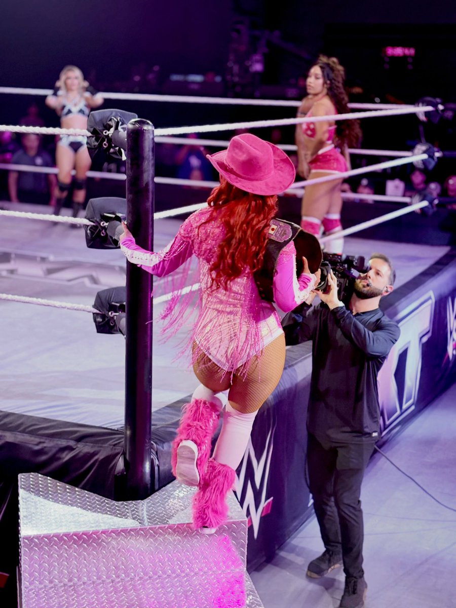 VaquerBnks's tweet photo. La Catalina fan photos from NXT

📸 hkeatonlol , distractedbywrestling, fl.bill, rhyanmariexo https://t.co/SSIJGu8Hxq