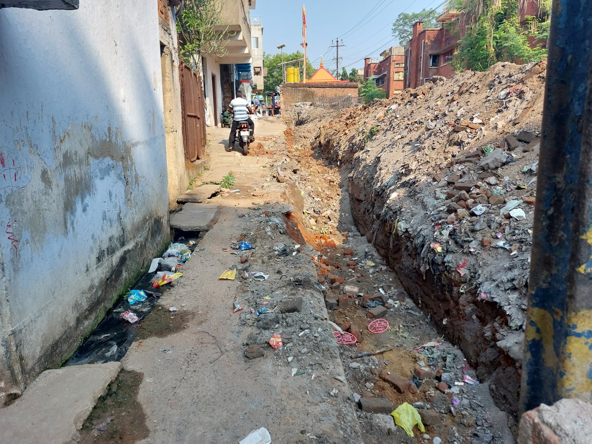 Pritamgomoh's tweet photo. @narendramodi @RailMinIndia जगाने कि कोशिश करते हुए 🫡Day-1100,Justice Reminder,Imambara 20"for Temple 3"road.The same way from Imambara towards Temple n coloney. Sr.DEN/Co say 12" road is there,look and provide Ambulance space for Old age people,more than 500 people live there. https://t.co/HDDUKplqsl