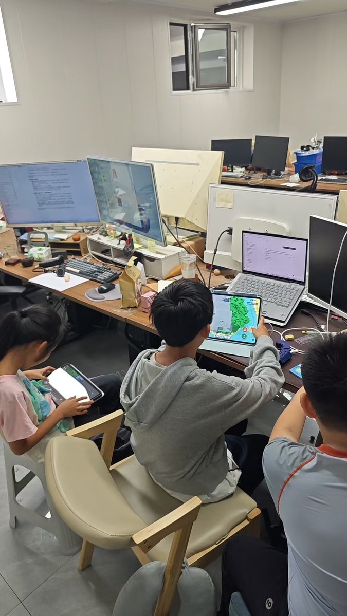 jev_chat's tweet photo. 我宣布：青少年ai培训班成立，六年级用gpt做的我的世界。 https://t.co/QczWaPrrag