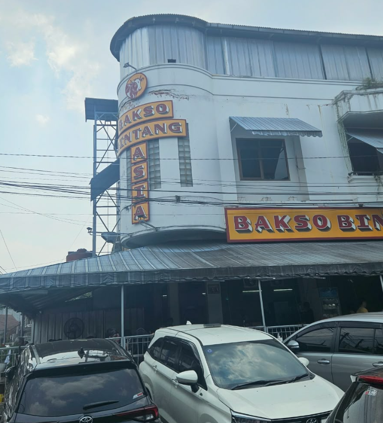 Mediyansr's tweet photo. kalo ke Bandung, buat yang suka masakan ala2 vietnam, bisa kesini sih. 
baso dia tuh menurut gue tuh agak mirip makanan pho. ada khas asemnya gitu dan seger. ga seperti baso pada umumnya dan enak banget. cocok sih buat lidah gue. 
kapan hari gue kesini bareng temen2, naik mobil dari jakarta ke bandung cuma buat cari makan. 
jelasnya si gamau cari yang cuma viral di sosmed, karena gue gasuka ngantri. apalagi yang sampe nguler antriannya. auto skip. 
mending cari tempat makan lain dan gue nemu tempat ini. dia rame, tapi okelah buat nunggu.