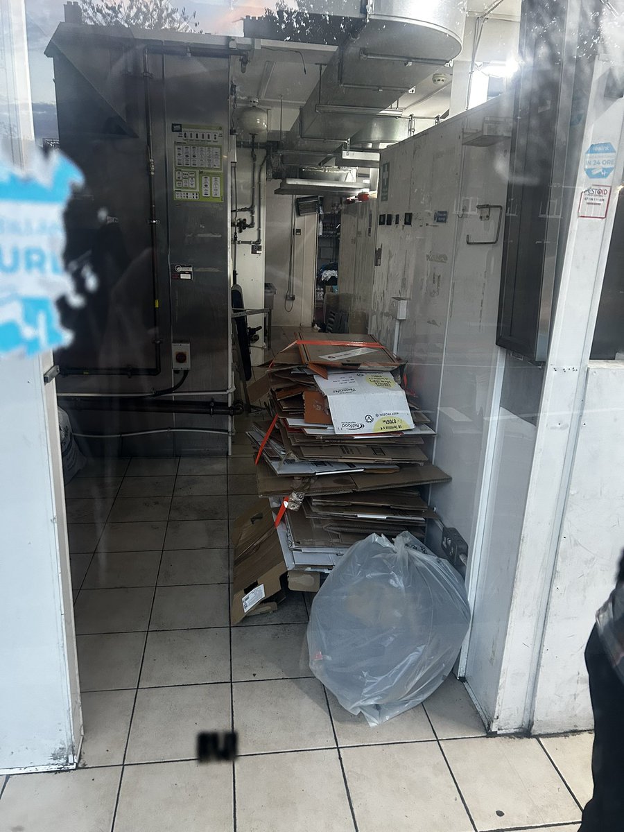 balshea's tweet photo. Reality of a dark kitchen ! They don’t even try to hide it , be careful where your food comes from . @Deliveroo https://t.co/cj1BUDYzTA