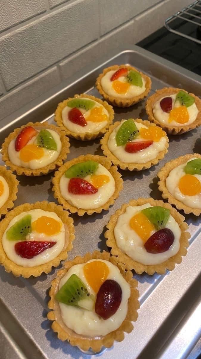 aenaheinm's tweet photo. kalian suka pie buah ga by? 🤤🍓 https://t.co/HFYA9B81vU