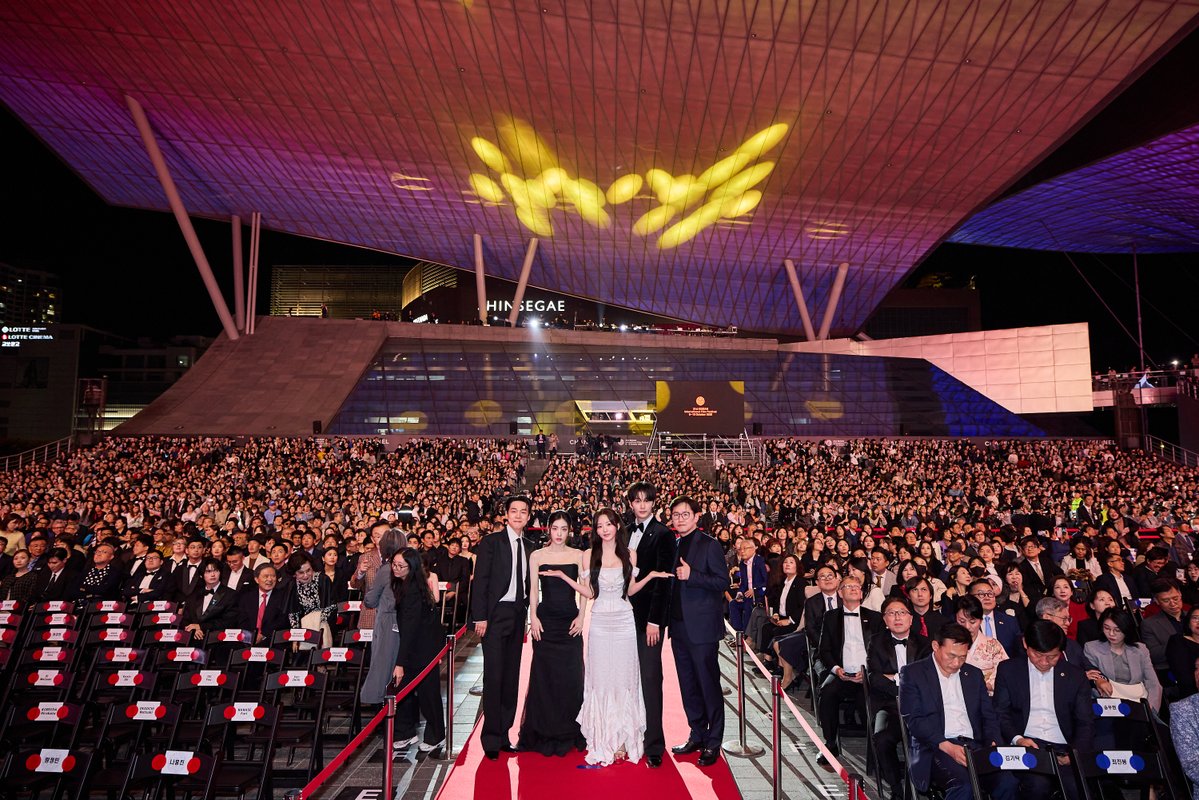 movie_n_NEW's tweet photo. 앗 왜 이렇게 눈부시지 (つ﹏<。)✨
ㄴ 확인결과 팀 최종면접 비주얼입니다

부산의 밤을 밝힌 레드카펫 현장 공개🎬
(출처 부산국제영화제)

<최종면접> 11월 4일 극장 대개봉

#최종면접 #김정훈감독 #조이현 #김재원 #신승호 #강유석 #곽동연 #배강희 #11월4일극장대개봉 https://t.co/rz5ecKDTqL