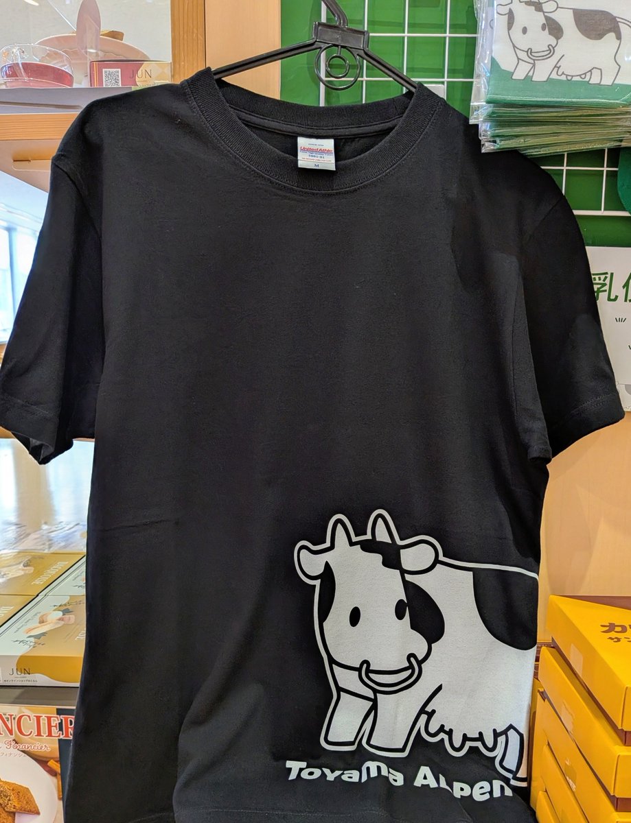 nowamart's tweet photo. こんにちは😊のわまーとです。
とやまの牛乳プリントTシャツが入荷しました。
サイズはMサイズとＬサイズです。
モーモーちゃんファン必見です！
是非お買い求め下さい。
#のわまーと #黒部宇奈月温泉駅 #お土産 #とやまの牛乳 #Tシャツ #雑貨 https://t.co/MshFetI9DM