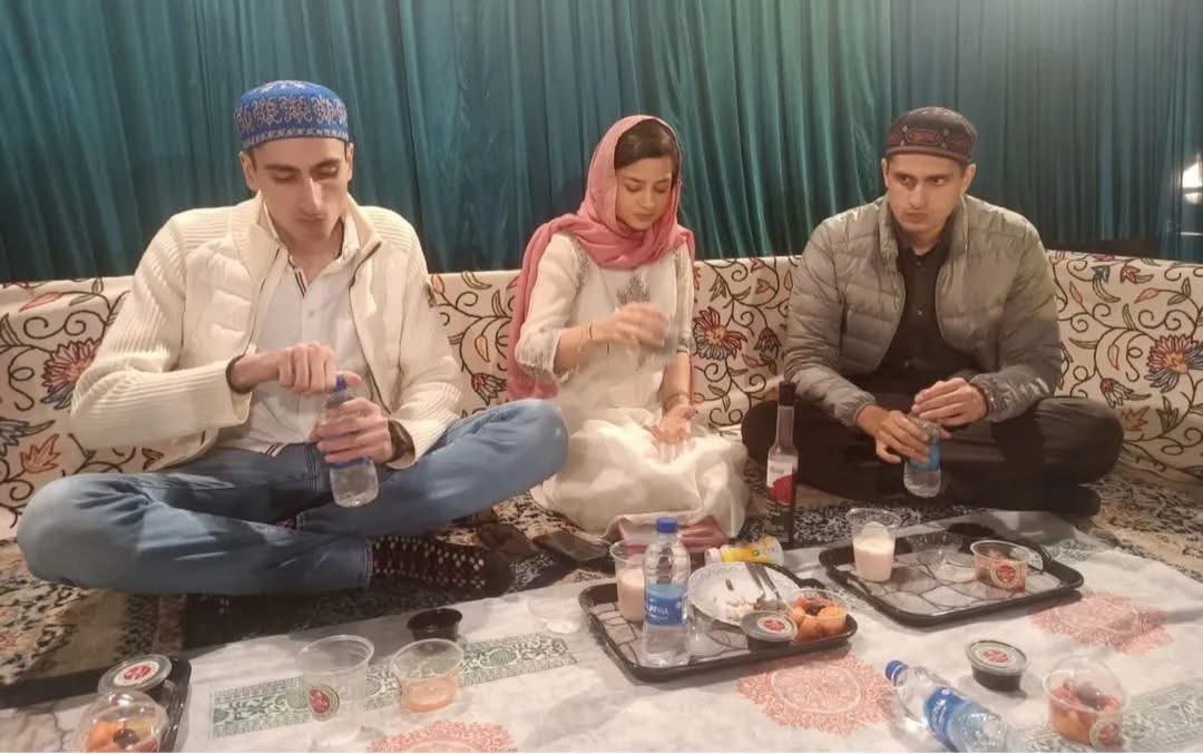 imrankehwah's tweet photo. The PDP Daily Menu 
☀️ Breakfast: Abuse the Abdullahs
 🕛 Lunch: Call Sheikh sb a separatist
 🌙 Iftaar: Wazwan with the Abdullahs

The pattern is clear, and it's not new:
🔄 Abuse BJP → Ally with BJP 🔄 Abuse NC → Iftaar with NC 🔄 Condemn separatism → Glorify separatism

Muftis don't change stands. They change plates.