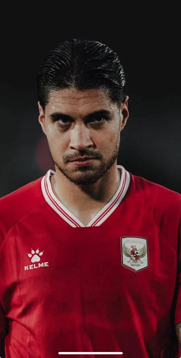 andniput's tweet photo. kemarin siapa yang bilang kalau timnas indonesia diisi sama bule bule, maju sini 🫵

muka muka kayak joey, kevin, shayne, dkk tuh lazim banget ditemuin di indonesia timur sana, cuma karena mereka lahir dan besar di luar negeri, bukan berarti mereka ga punya darah indonesia, dari wajah aja udah jelas kelihatan banget kalau mereka tuh mukanya indonesia banget

mereka sama aja kayak anak yang lahir dari orang tua batak, tetap aja dibilang orang batak, mau dia besar di papua juga, darah bataknya ga akan pernah hilang

Just give them the respect they deserve!