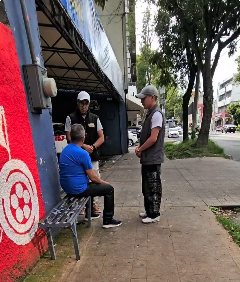 GerardoGM_MS's tweet photo. Una plática en la puerta, un saludo en la calle y muchas historias por escuchar. 🏡🤝
Así vivimos Escandón y: #CasaXCasa, conversando con nuestras vecin@s, conociendo sus inquietudes y compartiendo información. Porque hacer comunidad empieza con algo tan sencillo como estar cerca https://t.co/9c8S6iLhBv