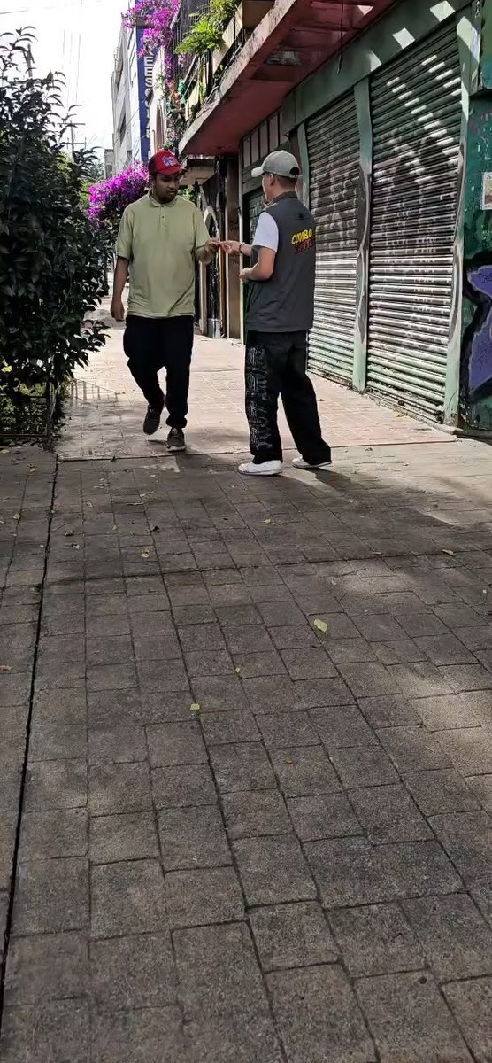 GerardoGM_MS's tweet photo. Una plática en la puerta, un saludo en la calle y muchas historias por escuchar. 🏡🤝
Así vivimos Escandón y: #CasaXCasa, conversando con nuestras vecin@s, conociendo sus inquietudes y compartiendo información. Porque hacer comunidad empieza con algo tan sencillo como estar cerca https://t.co/9c8S6iLhBv
