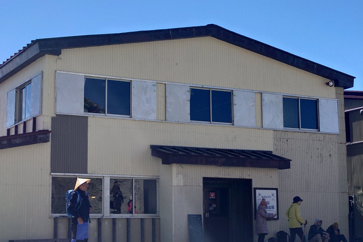 Kanata17's tweet photo. 今回は室堂平から一ノ越まで登った。
それなりに道が整備されてるからなんとかなった。
ここから更に上の雄山までは、もっとしっかりした装備ににしないとキツイね。 https://t.co/qGOgwRA6Iy