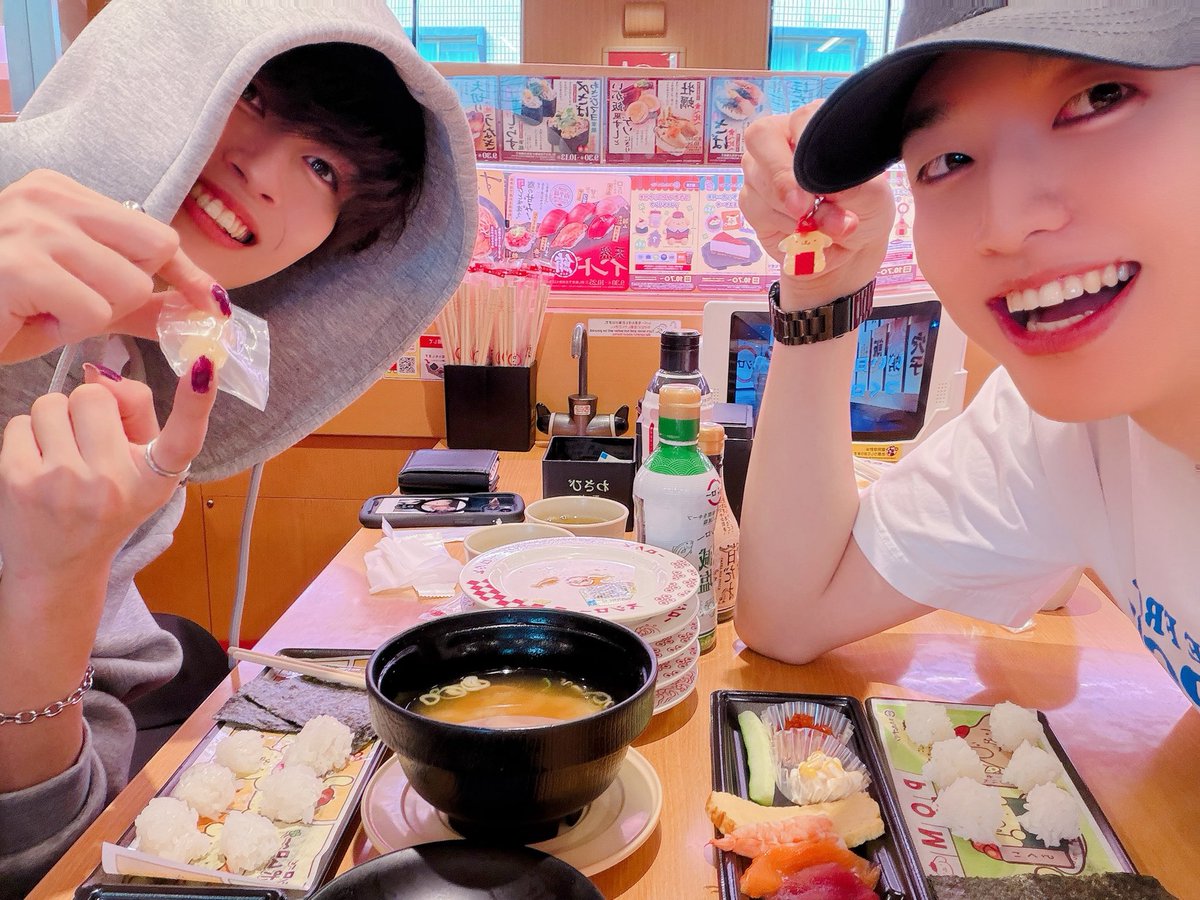 junki_smsc's tweet photo. みんなおはよー!!
スシロー凸!!
ポムポムプリンや✌️🐶🍮
赤色のチャーム出たから満足🤭
ゆいとしゃんありがとう!!
ちなみに僕の格好は初期装備スンスンです。🟦
#メンズアイドル #SHIMENSOCA #ポムポムプリン #スシロー #毎日投稿 https://t.co/Av7dNExgy8