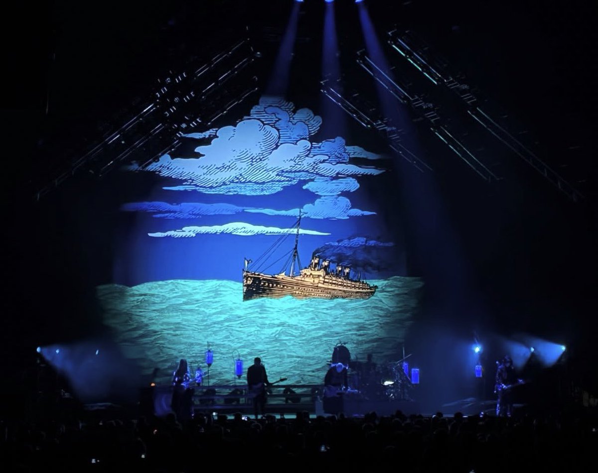 Jack_Bass_'s tweet photo. Big show in New York - sold out in Brooklyn!

@SmashingPumpkin 
@barclayscenter 

📸: Danielle Simone/Jen Racho/Nautical Commute https://t.co/4WnfILSA7B