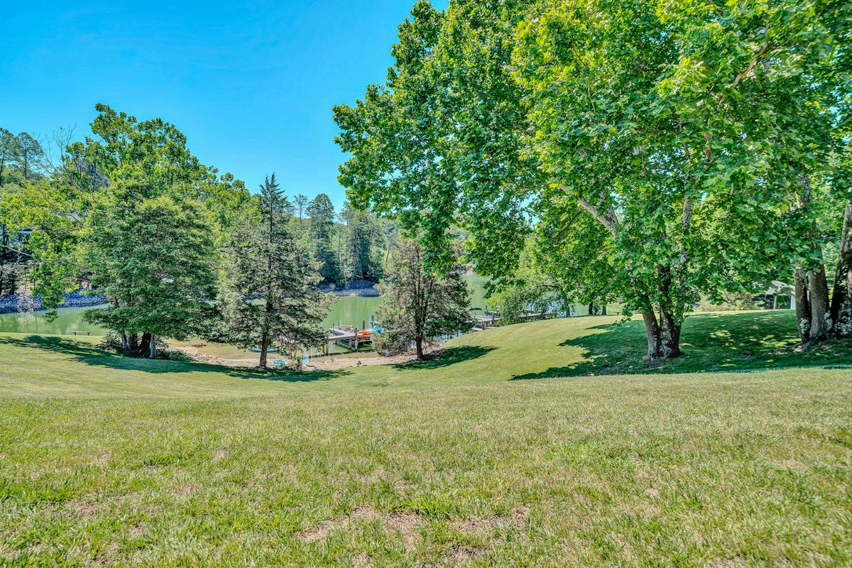 CarleenHeckert's tweet photo. Lake life is easier with two slips: one covered deeded boat slip and one open assigned slip. This 3-bed, 2.5-bath Harbor Ridge townhome in Goodview is $449,999. ⚓ https://t.co/OkBZhMi1ie #SmithMountainLake #LakeLiving https://t.co/Chwx56K4pJ