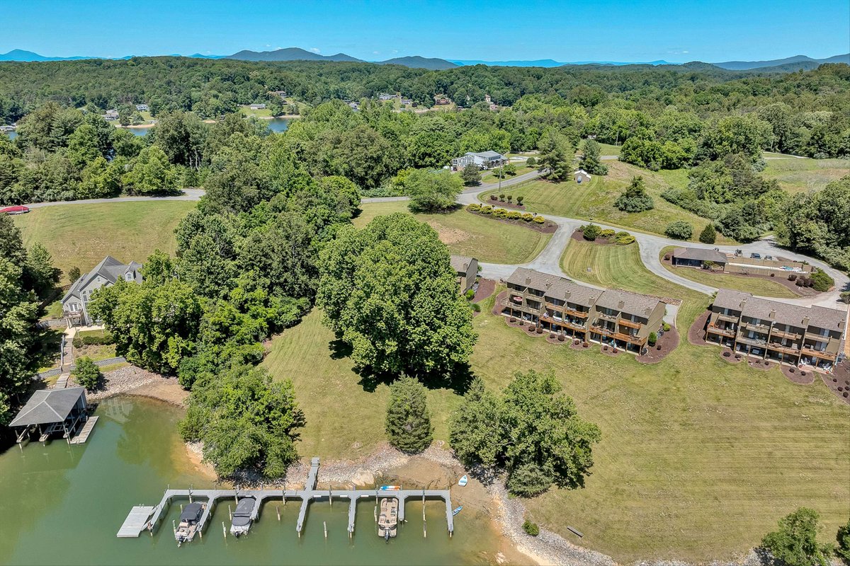CarleenHeckert's tweet photo. Lake life is easier with two slips: one covered deeded boat slip and one open assigned slip. This 3-bed, 2.5-bath Harbor Ridge townhome in Goodview is $449,999. ⚓ https://t.co/OkBZhMi1ie #SmithMountainLake #LakeLiving https://t.co/Chwx56K4pJ