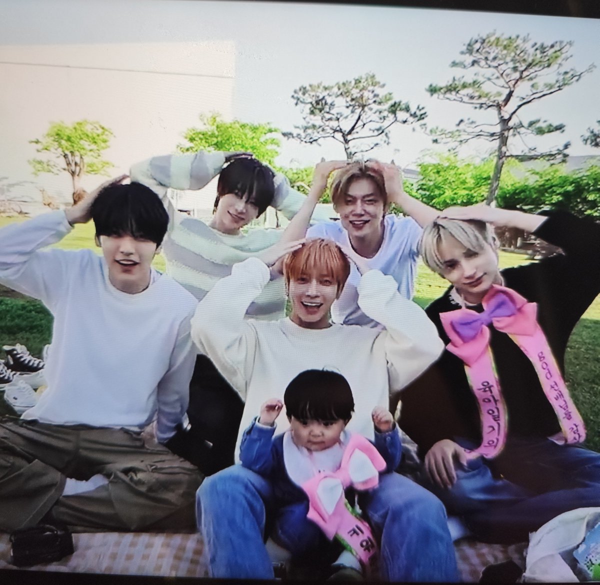 candyyoukaroll's tweet photo. When yah.. will I have 6 fathers like Yoojun? 🥲🫶🥰🐰🩷✨
#TXT #TXTParentingDiary https://t.co/aNJOwx9NPR