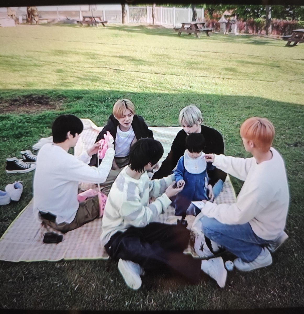 candyyoukaroll's tweet photo. When yah.. will I have 6 fathers like Yoojun? 🥲🫶🥰🐰🩷✨
#TXT #TXTParentingDiary https://t.co/aNJOwx9NPR