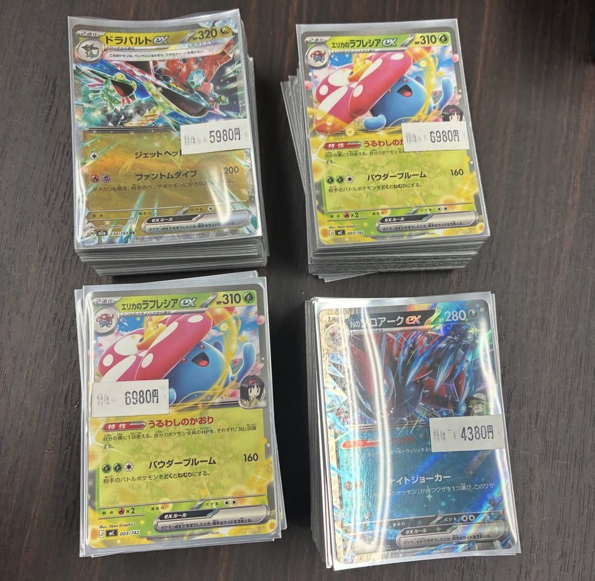 WonderOnce_card's tweet photo. 本日も13時からオープン📢
構築済みデッキ14個あります🔥
新規作成したエリカのラフレシア、バシャーモ×ドラパルト、マント型ゾロアークも追加👾
公式スリーブ付きでそのまま使えます💫

#ポケカ
#ポケモンカード
#ポケカショップ
#横浜
#横浜ポケカ
#横浜カードショップ https://t.co/kkiRFsbh92