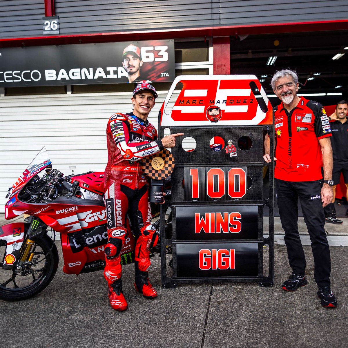 ScherazadeMS's tweet photo. - Cetak kemenangan Grand Prix ke-100.
- Persembahkan kemenangan ke-100 bagi Ducati di kelas MotoGP.
- Persembahkan kemenangan MotoGP ke-100 bagi Gigi Dall'Igna sebagai General Manager Ducati Corse.

Semuanya diborong Marc musim ini 💯

[📸: Ducati] https://t.co/2YGfbLh512