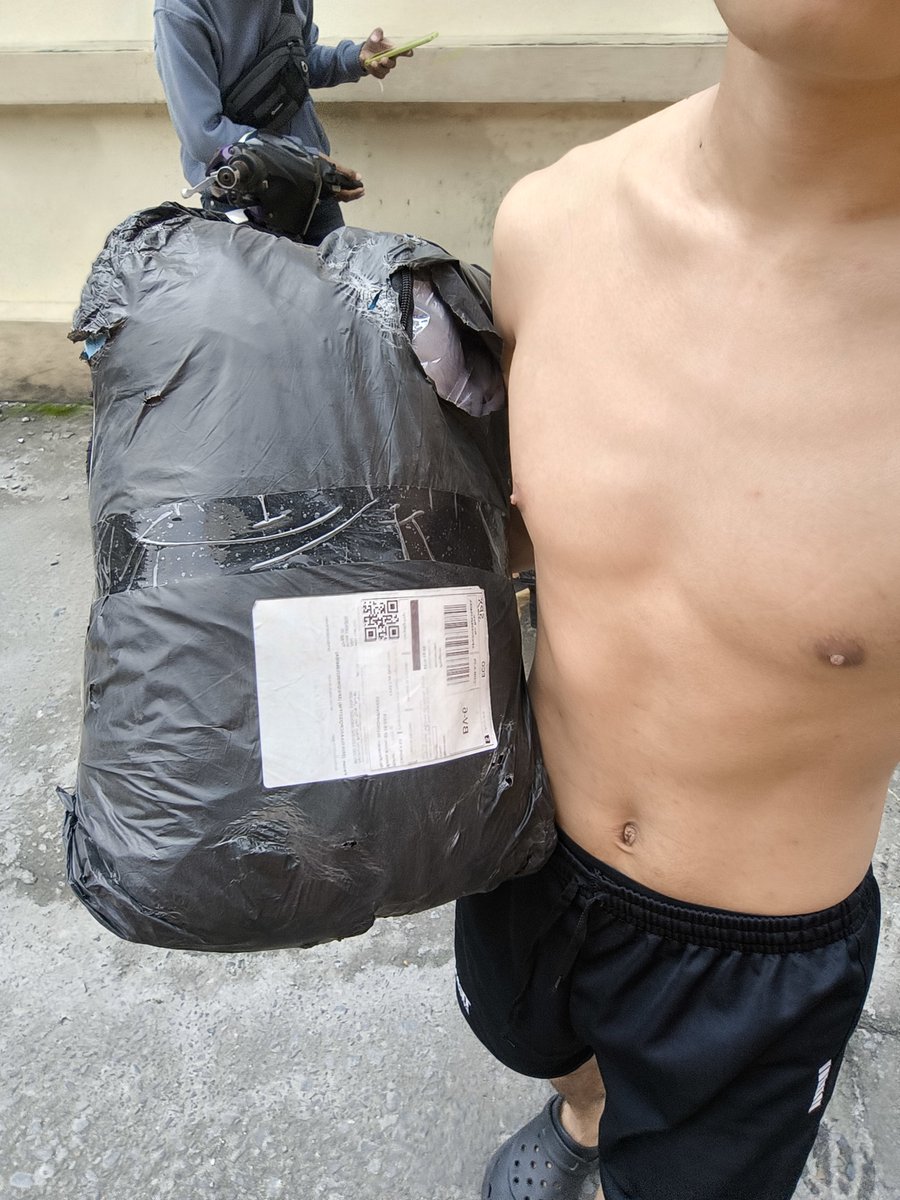 bottle_Yakult's tweet photo. Kalo di pihak abg kurir nya risih ga sih kalo costumer Nerima paket ga pake baju gini?! 
Jujur males banget pake baju buat ngambil paket doang 🥲 https://t.co/Hg8TqWg24E