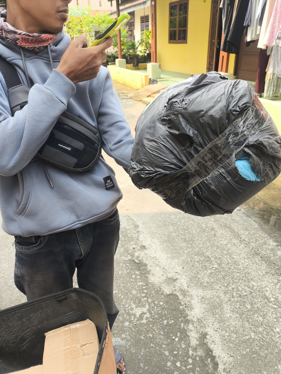 bottle_Yakult's tweet photo. Kalo di pihak abg kurir nya risih ga sih kalo costumer Nerima paket ga pake baju gini?! 
Jujur males banget pake baju buat ngambil paket doang 🥲 https://t.co/Hg8TqWg24E