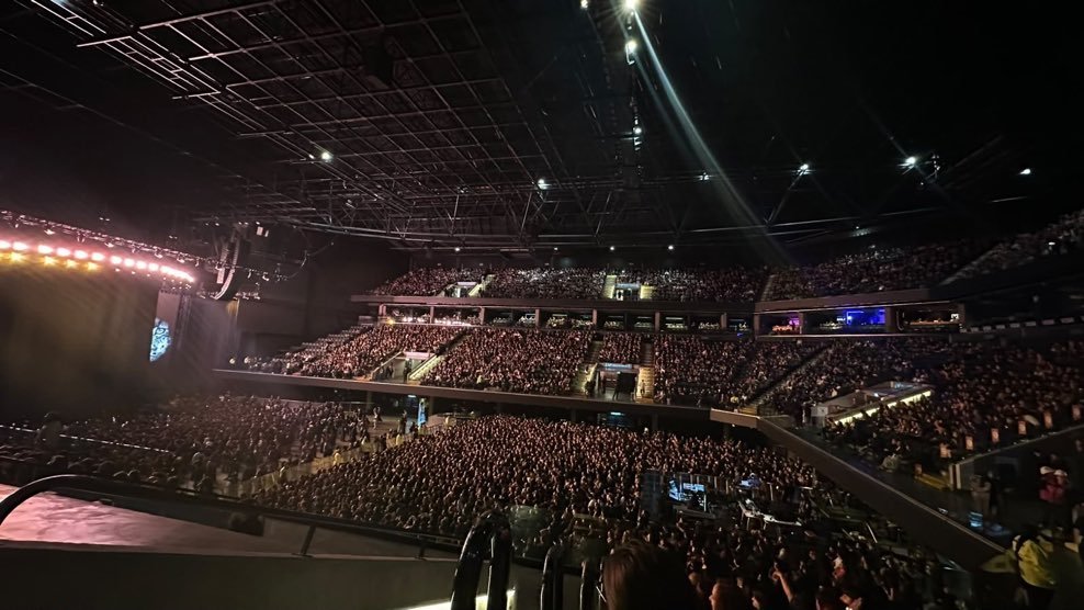 niazkolmortage's tweet photo. but the 1d sub fandoms told me that zaynnis a flop? how did he sell this much then? https://t.co/kmP0PPskR8