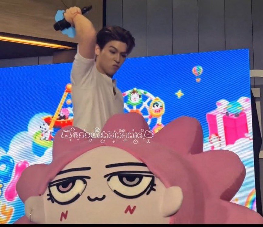 w0ngayvee's tweet photo. Neona: he's behind me isn't he🫩

HELP💀💀💀💀

SKYNANI F4MILY FANIVAL

#GMMTVFANIVAL2026HappyFamilyxSN
#NEONA https://t.co/QbYiVhXUuD
