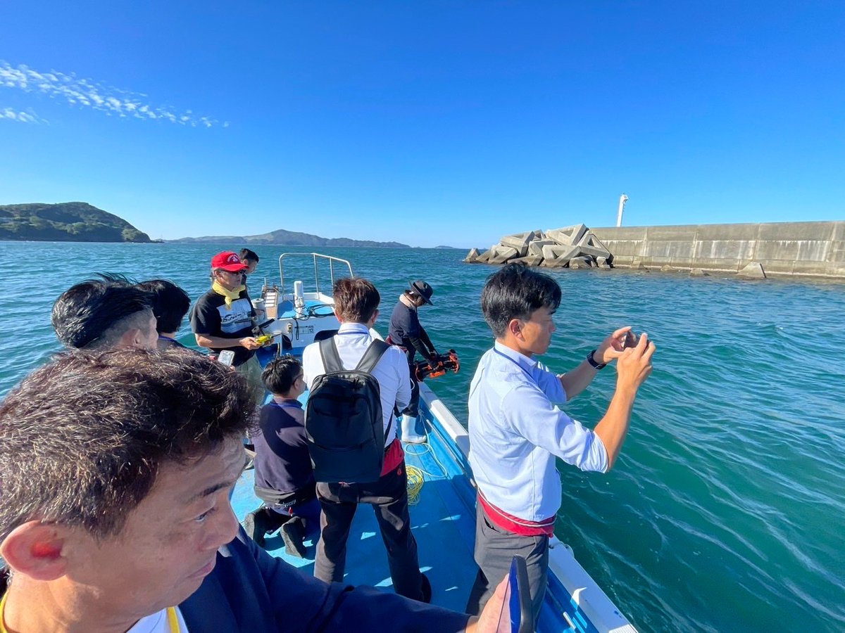 KankyoRyoko_'s tweet photo. 里海づくりスタディツアー、Bコースは三重県鳥羽市・石鏡（いじか）漁港へ⚓ 船に乗って、藻場の「今」を見に行きました。
今回のテーマは、海を守るための第一歩となる「現状把握」。漁港や漁業の様子から海の変化を見るポイントを学びました。 https://t.co/qS8EQqssp0