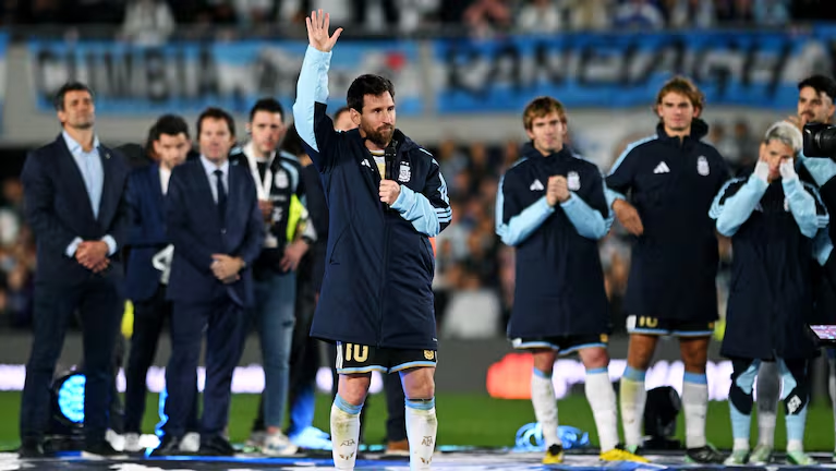 ElFreks's tweet photo. Cada vez me genera más bronca que digan que Argentina vendió la final del Mundial 2026 contra España.

MIRA SI MESSI Y SUS COMPAÑEROS VAN A REGALAR EL ÚLTIMO MUNDIAL DEL 10 Y M��S PENSANDO EN LO QUE ESTABA PASANDO SU PADRE.

Gente boluda. https://t.co/Q9MQxPaNlT