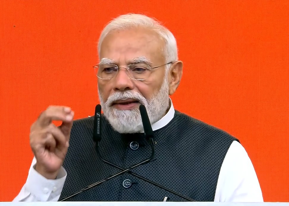 BJP4India's tweet photo. देश ने मुझे बहुत कुछ दिया है।

इसलिए देश के लिए मेरा दायित्व भी सबसे अधिक है।

और मैं हृदय से ये मानता हूं कि देश के हर नागरिक का मुझपर सबसे बड़ा हक है।

ये 25 वर्ष का जन विश्वास, ये 25 वर्षों का अनुभव बहुत बड़ी पूंजी है।

और ये पूंजी सिर्फ मोदी की नहीं है, ये पूंजी देश की है।

मां भारती की हर संतान इस पूंजी की अधिकारी है।

- पीएम @narendramodi

#25YearsOfSeva